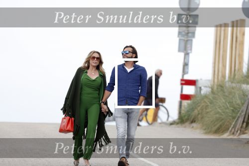 Zandvoort 31 mei 2022
Presentatie boek waar Matthijs v Nieuwkerk de mooiste verhalen voor uitgekozen heeft.  oa Heleen v Royen heeft een verhaal geschreven.  Helleen kwam met haar partner Bart meeldijk. Matthijs kwam met zijn vriendin Martha Riemsma. Ozcan Akyol  (Eus) gaf Matthijs het eerste boek.