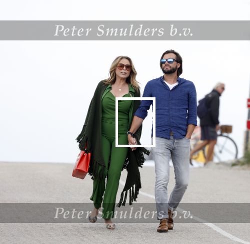 Zandvoort 31 mei 2022
Presentatie boek waar Matthijs v Nieuwkerk de mooiste verhalen voor uitgekozen heeft.  oa Heleen v Royen heeft een verhaal geschreven.  Helleen kwam met haar partner Bart meeldijk. Matthijs kwam met zijn vriendin Martha Riemsma. Ozcan Akyol  (Eus) gaf Matthijs het eerste boek.