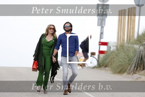 Zandvoort 31 mei 2022
Presentatie boek waar Matthijs v Nieuwkerk de mooiste verhalen voor uitgekozen heeft.  oa Heleen v Royen heeft een verhaal geschreven.  Helleen kwam met haar partner Bart meeldijk. Matthijs kwam met zijn vriendin Martha Riemsma. Ozcan Akyol  (Eus) gaf Matthijs het eerste boek.