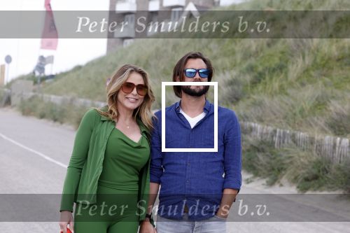 Zandvoort 31 mei 2022
Presentatie boek waar Matthijs v Nieuwkerk de mooiste verhalen voor uitgekozen heeft.  oa Heleen v Royen heeft een verhaal geschreven.  Helleen kwam met haar partner Bart meeldijk. Matthijs kwam met zijn vriendin Martha Riemsma. Ozcan Akyol  (Eus) gaf Matthijs het eerste boek.