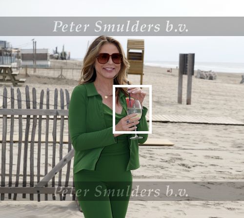 Zandvoort 31 mei 2022
Presentatie boek waar Matthijs v Nieuwkerk de mooiste verhalen voor uitgekozen heeft.  oa Heleen v Royen heeft een verhaal geschreven.  Helleen kwam met haar partner Bart meeldijk. Matthijs kwam met zijn vriendin Martha Riemsma. Ozcan Akyol  (Eus) gaf Matthijs het eerste boek.