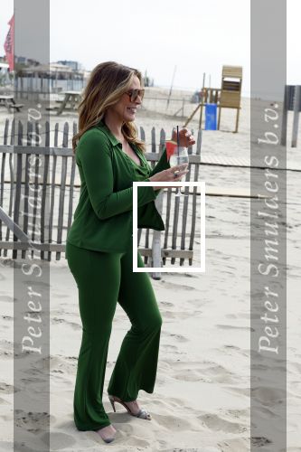 Zandvoort 31 mei 2022
Presentatie boek waar Matthijs v Nieuwkerk de mooiste verhalen voor uitgekozen heeft.  oa Heleen v Royen heeft een verhaal geschreven.  Helleen kwam met haar partner Bart meeldijk. Matthijs kwam met zijn vriendin Martha Riemsma. Ozcan Akyol  (Eus) gaf Matthijs het eerste boek.