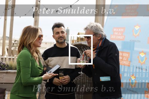 Zandvoort 31 mei 2022
Presentatie boek waar Matthijs v Nieuwkerk de mooiste verhalen voor uitgekozen heeft.  oa Heleen v Royen heeft een verhaal geschreven.  Helleen kwam met haar partner Bart meeldijk. Matthijs kwam met zijn vriendin Martha Riemsma. Ozcan Akyol  (Eus) gaf Matthijs het eerste boek.