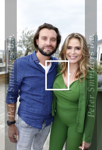 Zandvoort 31 mei 2022
Presentatie boek waar Matthijs v Nieuwkerk de mooiste verhalen voor uitgekozen heeft.  oa Heleen v Royen heeft een verhaal geschreven.  Helleen kwam met haar partner Bart meeldijk. Matthijs kwam met zijn vriendin Martha Riemsma. Ozcan Akyol  (Eus) gaf Matthijs het eerste boek.