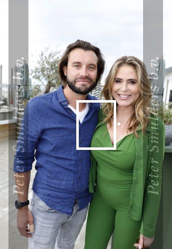 Zandvoort 31 mei 2022
Presentatie boek waar Matthijs v Nieuwkerk de mooiste verhalen voor uitgekozen heeft.  oa Heleen v Royen heeft een verhaal geschreven.  Helleen kwam met haar partner Bart meeldijk. Matthijs kwam met zijn vriendin Martha Riemsma. Ozcan Akyol  (Eus) gaf Matthijs het eerste boek.