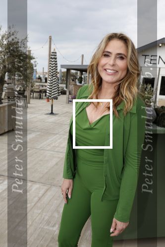 Zandvoort 31 mei 2022
Presentatie boek waar Matthijs v Nieuwkerk de mooiste verhalen voor uitgekozen heeft.  oa Heleen v Royen heeft een verhaal geschreven.  Helleen kwam met haar partner Bart meeldijk. Matthijs kwam met zijn vriendin Martha Riemsma. Ozcan Akyol  (Eus) gaf Matthijs het eerste boek.