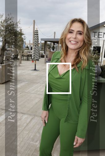 Zandvoort 31 mei 2022
Presentatie boek waar Matthijs v Nieuwkerk de mooiste verhalen voor uitgekozen heeft.  oa Heleen v Royen heeft een verhaal geschreven.  Helleen kwam met haar partner Bart meeldijk. Matthijs kwam met zijn vriendin Martha Riemsma. Ozcan Akyol  (Eus) gaf Matthijs het eerste boek.
