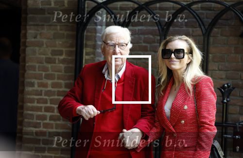 Laren 2 juni 2022
Begrafenis / dienst van Willibrord Frequin in de Sint Jansbasiliek in Laren . Henk v d Meijden met zijn dochter Elize