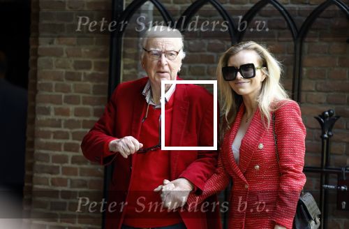 Laren 2 juni 2022
Begrafenis / dienst van Willibrord Frequin in de Sint Jansbasiliek in Laren . Henk v d Meijden met zijn dochter Elize