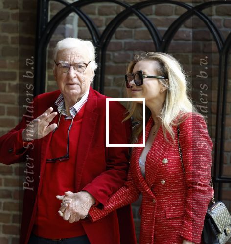 Laren 2 juni 2022
Begrafenis / dienst van Willibrord Frequin in de Sint Jansbasiliek in Laren . Henk v d Meijden met zijn dochter Elize