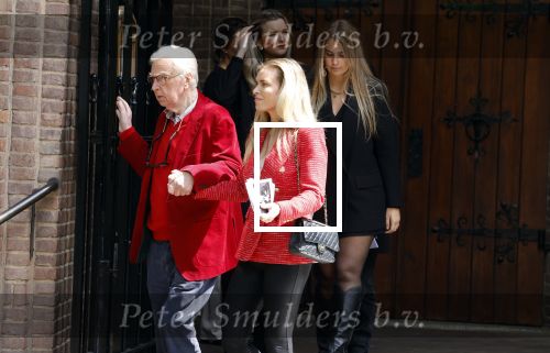 Laren 2 juni 2022
Begrafenis / dienst van Willibrord Frequin in de Sint Jansbasiliek in Laren . Henk v d Meijden met zijn dochter Elize
