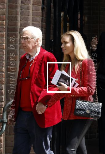Laren 2 juni 2022
Begrafenis / dienst van Willibrord Frequin in de Sint Jansbasiliek in Laren . Henk v d Meijden met zijn dochter Elize