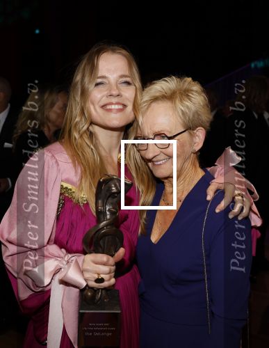 Bussum 16 mei 2022
Uitreiking Buma awrds in spant bussum.
Ilse de Lange met haar ouvre award.Ilse de Lange met haar moeder