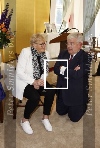 Den Haag 9 juni 202
Erica Terpstra krijgt een belangrijke onderscheiding uit handen van de Japanse Ambassadeur . Alles speelde zich af op de Japanse Ambassade in Den Haag. Jan v Zanen en Ada Kok