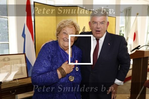 Den Haag 9 juni 202
Erica Terpstra krijgt een belangrijke onderscheiding uit handen van de Japanse Ambassadeur . Alles speelde zich af op de Japanse Ambassade in Den Haag. Jan v Zanen en Ada Kok