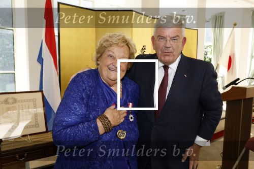 Den Haag 9 juni 202
Erica Terpstra krijgt een belangrijke onderscheiding uit handen van de Japanse Ambassadeur . Alles speelde zich af op de Japanse Ambassade in Den Haag. Jan v Zanen en Ada Kok