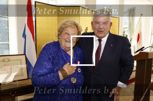 Den Haag 9 juni 202
Erica Terpstra krijgt een belangrijke onderscheiding uit handen van de Japanse Ambassadeur . Alles speelde zich af op de Japanse Ambassade in Den Haag. Jan v Zanen en Ada Kok