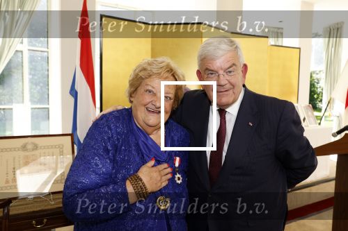 Den Haag 9 juni 202
Erica Terpstra krijgt een belangrijke onderscheiding uit handen van de Japanse Ambassadeur . Alles speelde zich af op de Japanse Ambassade in Den Haag. Jan v Zanen en Ada Kok
