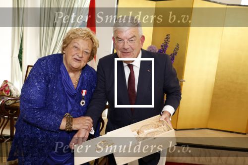 Den Haag 9 juni 202
Erica Terpstra krijgt een belangrijke onderscheiding uit handen van de Japanse Ambassadeur . Alles speelde zich af op de Japanse Ambassade in Den Haag. Jan v Zanen en Ada Kok