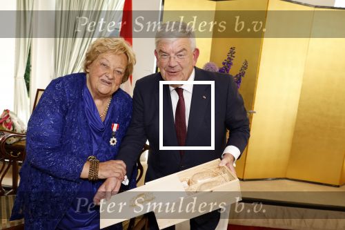 Den Haag 9 juni 202
Erica Terpstra krijgt een belangrijke onderscheiding uit handen van de Japanse Ambassadeur . Alles speelde zich af op de Japanse Ambassade in Den Haag. Jan v Zanen en Ada Kok