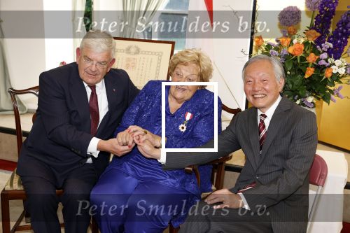 Den Haag 9 juni 202
Erica Terpstra krijgt een belangrijke onderscheiding uit handen van de Japanse Ambassadeur . Alles speelde zich af op de Japanse Ambassade in Den Haag. Jan v Zanen en Ada Kok
