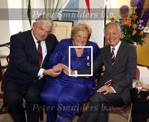 Den Haag 9 juni 202
Erica Terpstra krijgt een belangrijke onderscheiding uit handen van de Japanse Ambassadeur . Alles speelde zich af op de Japanse Ambassade in Den Haag. Jan v Zanen en Ada Kok