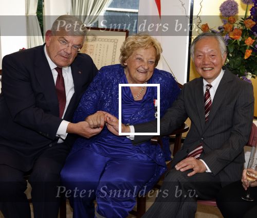 Den Haag 9 juni 202
Erica Terpstra krijgt een belangrijke onderscheiding uit handen van de Japanse Ambassadeur . Alles speelde zich af op de Japanse Ambassade in Den Haag. Jan v Zanen en Ada Kok
