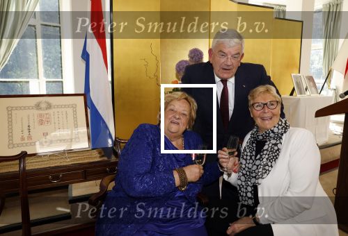 Den Haag 9 juni 202
Erica Terpstra krijgt een belangrijke onderscheiding uit handen van de Japanse Ambassadeur . Alles speelde zich af op de Japanse Ambassade in Den Haag. Jan v Zanen en Ada Kok