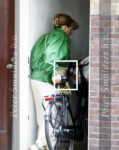 Amsterdam 27 mei 2022
Janke Dekker op de fiets in Amsterdam zuid en bij het huis wat ze met haar man Tom Egbers heeft gekocht in Amsterdam.