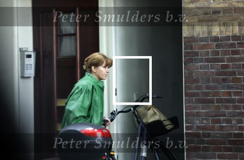 Amsterdam 27 mei 2022
Janke Dekker op de fiets in Amsterdam zuid en bij het huis wat ze met haar man Tom Egbers heeft gekocht in Amsterdam.