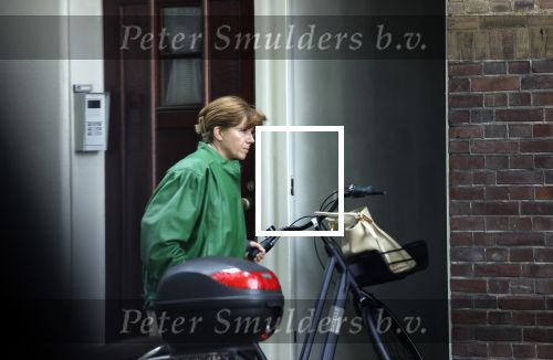 Amsterdam 27 mei 2022
Janke Dekker op de fiets in Amsterdam zuid en bij het huis wat ze met haar man Tom Egbers heeft gekocht in Amsterdam.