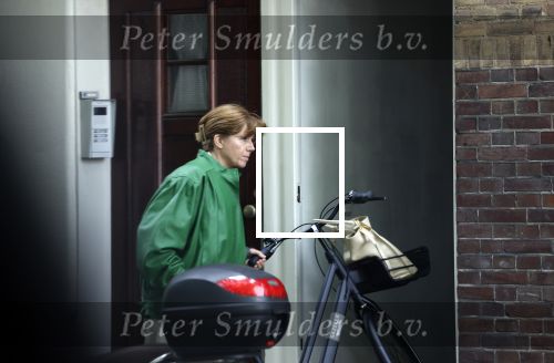 Amsterdam 27 mei 2022
Janke Dekker op de fiets in Amsterdam zuid en bij het huis wat ze met haar man Tom Egbers heeft gekocht in Amsterdam.