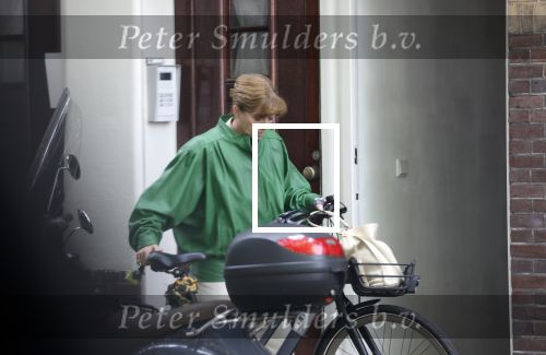 Amsterdam 27 mei 2022
Janke Dekker op de fiets in Amsterdam zuid en bij het huis wat ze met haar man Tom Egbers heeft gekocht in Amsterdam.