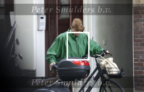 Amsterdam 27 mei 2022
Janke Dekker op de fiets in Amsterdam zuid en bij het huis wat ze met haar man Tom Egbers heeft gekocht in Amsterdam.