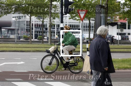 Amsterdam 27 mei 2022
Janke Dekker op de fiets in Amsterdam zuid en bij het huis wat ze met haar man Tom Egbers heeft gekocht in Amsterdam.