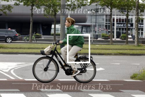 Amsterdam 27 mei 2022
Janke Dekker op de fiets in Amsterdam zuid en bij het huis wat ze met haar man Tom Egbers heeft gekocht in Amsterdam.