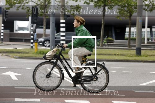 Amsterdam 27 mei 2022
Janke Dekker op de fiets in Amsterdam zuid en bij het huis wat ze met haar man Tom Egbers heeft gekocht in Amsterdam.