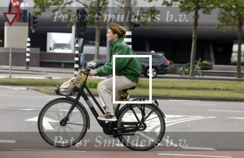 Amsterdam 27 mei 2022
Janke Dekker op de fiets in Amsterdam zuid en bij het huis wat ze met haar man Tom Egbers heeft gekocht in Amsterdam.