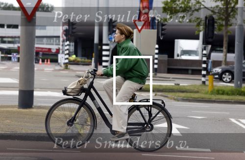 Amsterdam 27 mei 2022
Janke Dekker op de fiets in Amsterdam zuid en bij het huis wat ze met haar man Tom Egbers heeft gekocht in Amsterdam.