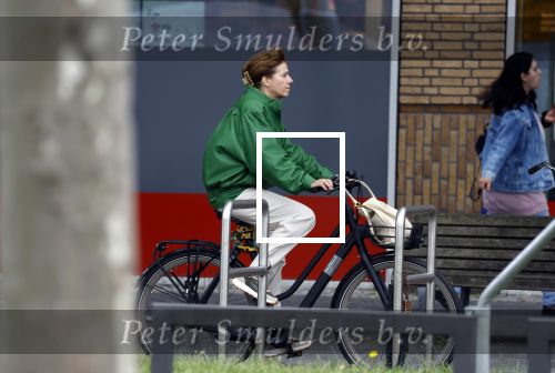 Amsterdam 27 mei 2022
Janke Dekker op de fiets in Amsterdam zuid en bij het huis wat ze met haar man Tom Egbers heeft gekocht in Amsterdam.