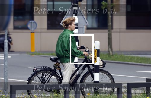 Amsterdam 27 mei 2022
Janke Dekker op de fiets in Amsterdam zuid en bij het huis wat ze met haar man Tom Egbers heeft gekocht in Amsterdam.