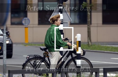 Amsterdam 27 mei 2022
Janke Dekker op de fiets in Amsterdam zuid en bij het huis wat ze met haar man Tom Egbers heeft gekocht in Amsterdam.