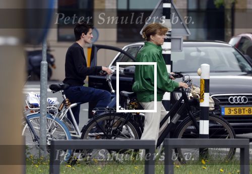 Amsterdam 27 mei 2022
Janke Dekker op de fiets in Amsterdam zuid en bij het huis wat ze met haar man Tom Egbers heeft gekocht in Amsterdam.