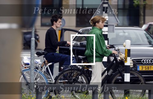 Amsterdam 27 mei 2022
Janke Dekker op de fiets in Amsterdam zuid en bij het huis wat ze met haar man Tom Egbers heeft gekocht in Amsterdam.