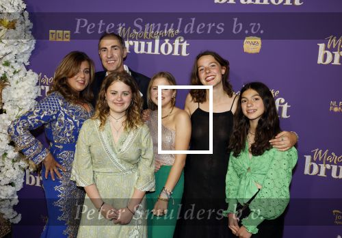Amsterdam 30 mei 2022
Premiere Marokkaanse bruiloft in Tuschinski met oa als castleden Samouya Ahouaoui Walid Benmbarek Pip Pellens Liza Sips en Nabil Aouled Ayad in tuschinski. Johan Neijenhuis met vrouw en kinderen