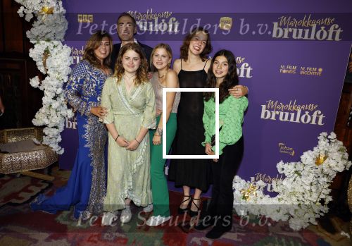 Amsterdam 30 mei 2022
Premiere Marokkaanse bruiloft in Tuschinski met oa als castleden Samouya Ahouaoui Walid Benmbarek Pip Pellens Liza Sips en Nabil Aouled Ayad in tuschinski. Johan Neijenhuis met vrouw en kinderen