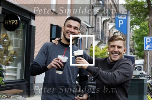 Amsterdam 27 mei 2022
Lil Kleine met Nighel in zijn porsche 911 in Amsterdam zuid