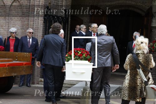 Laren 2 juni 2022
Begrafenis / dienst van Willibrord Frequin in de Sint Jansbasiliek in Laren . oa Aad Ouborg Louis Frequin en Guido Maas droegen de kist