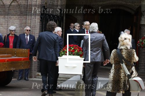 Laren 2 juni 2022
Begrafenis / dienst van Willibrord Frequin in de Sint Jansbasiliek in Laren . oa Aad Ouborg Louis Frequin en Guido Maas droegen de kist
