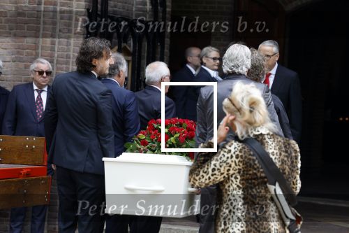 Laren 2 juni 2022
Begrafenis / dienst van Willibrord Frequin in de Sint Jansbasiliek in Laren . oa Aad Ouborg Louis Frequin en Guido Maas droegen de kist